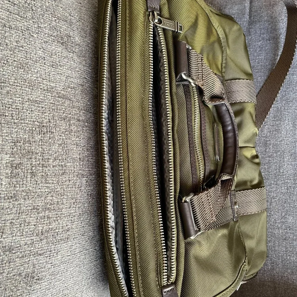 Tumi Alpha Bravo Pinckey Flap Brief    New without Tag